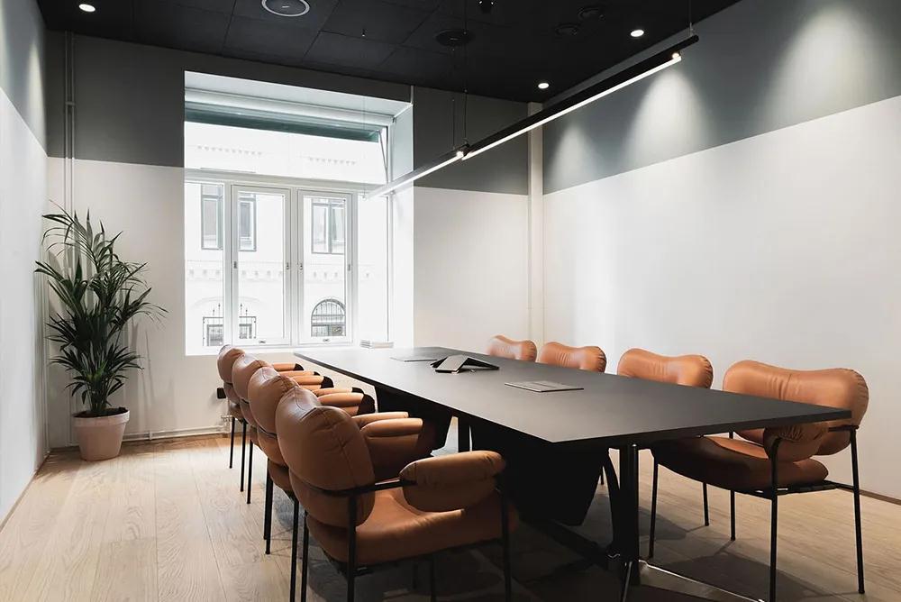 簡約現(xiàn)代風辦公桌椅，打造舒適空間